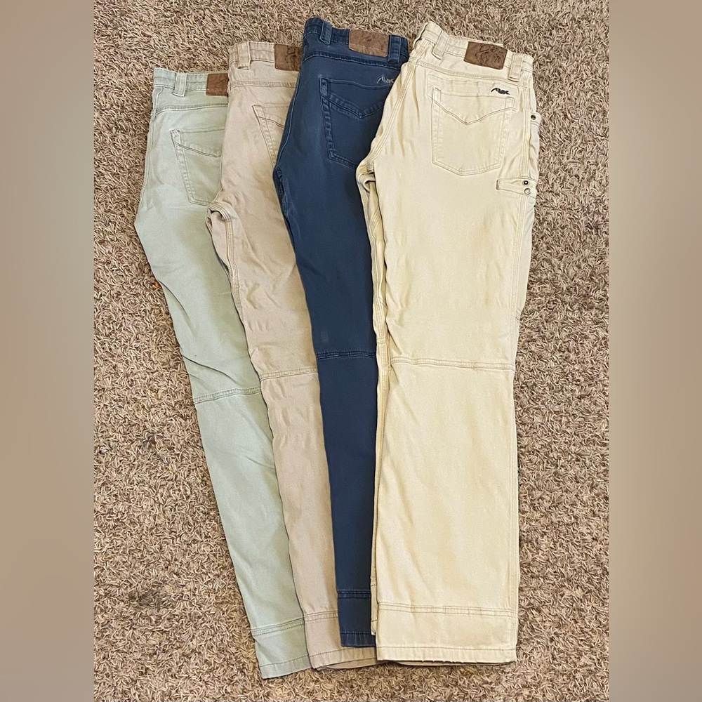 Original Mountain Khaki Camber 105 & 107 pants. Classic fit.  32x34